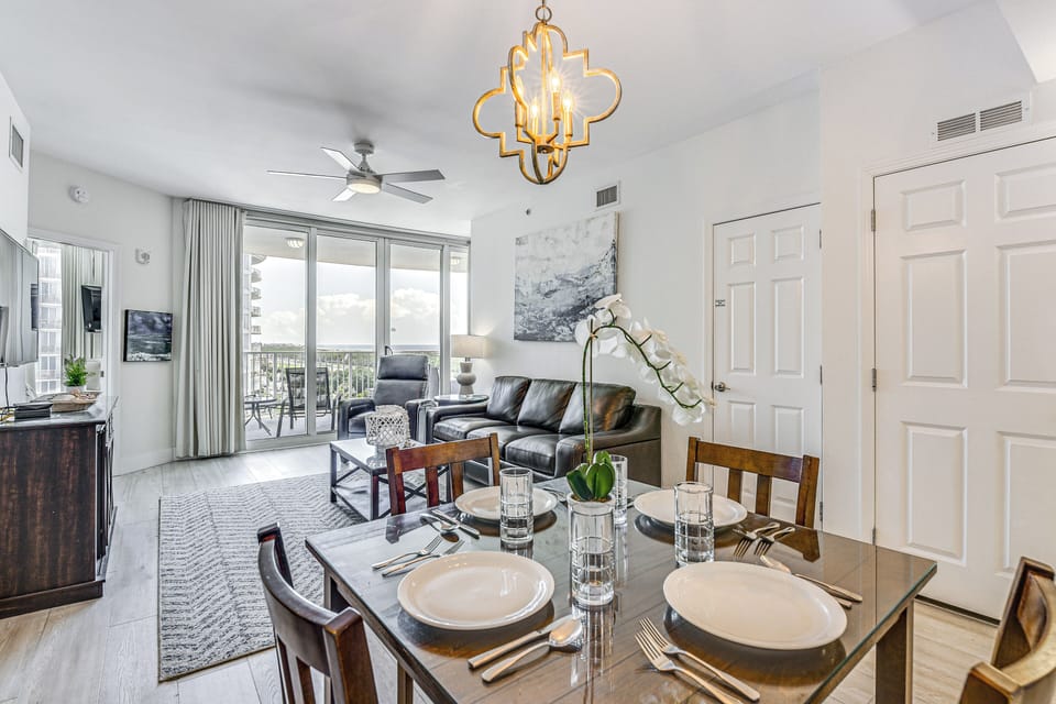 Dining Area | Dishware & Flatware Provided