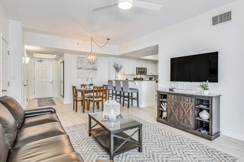 Living Room | Queen Sleeper Sofa | Smart TV | Free WiFi | Central Heating & A/C