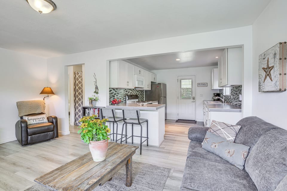 Living Area | Smart TV w/ Cable | Board Games