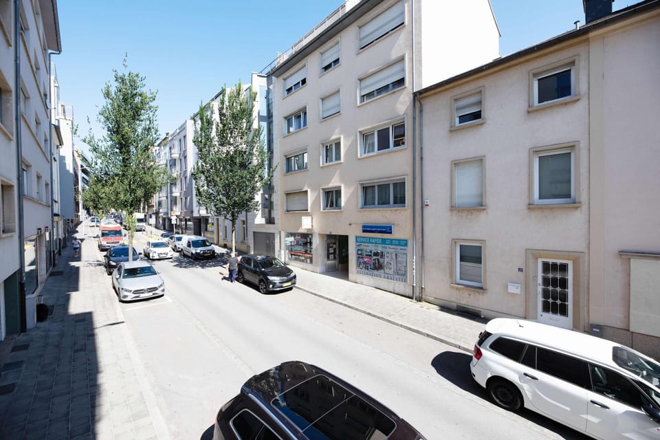 Experience the convenience of our central location, with easy access to local shops, restaurants, and public transport just steps from your doorstep.