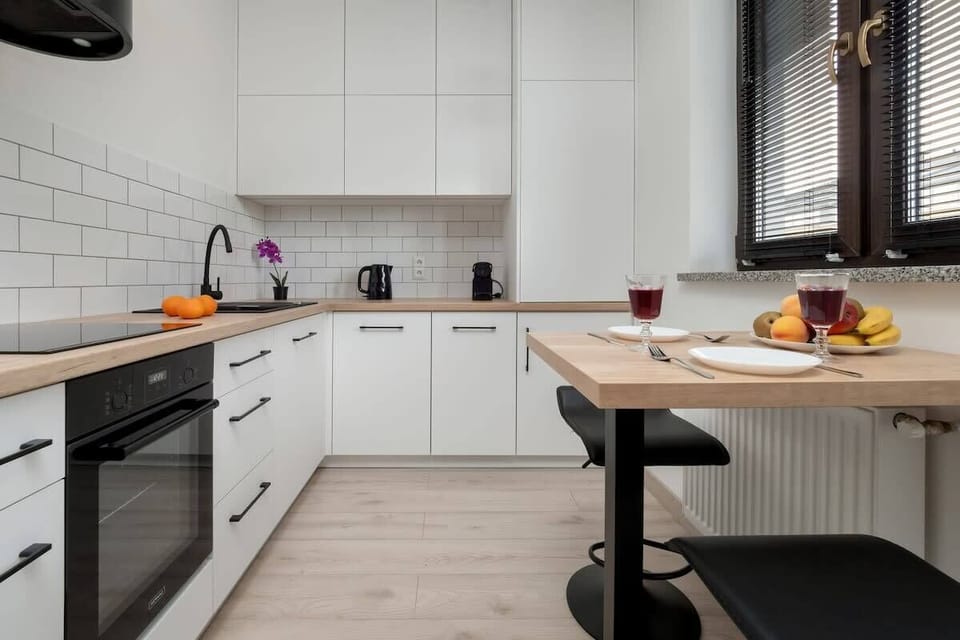 Kitchenette with plenty of kitchen utensils and dishes. 