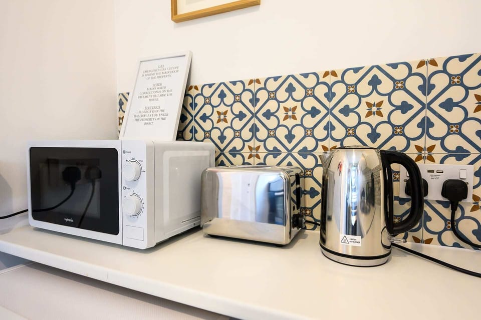 Microwave, toaster & kettle