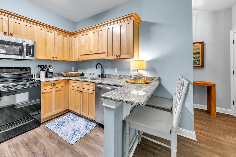 Kitchen and eat-in bar