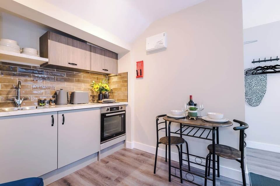 The kitchen benefits from a dining area for 2, an electric hob with 2 rings, an oven, a kettle and a toaster.