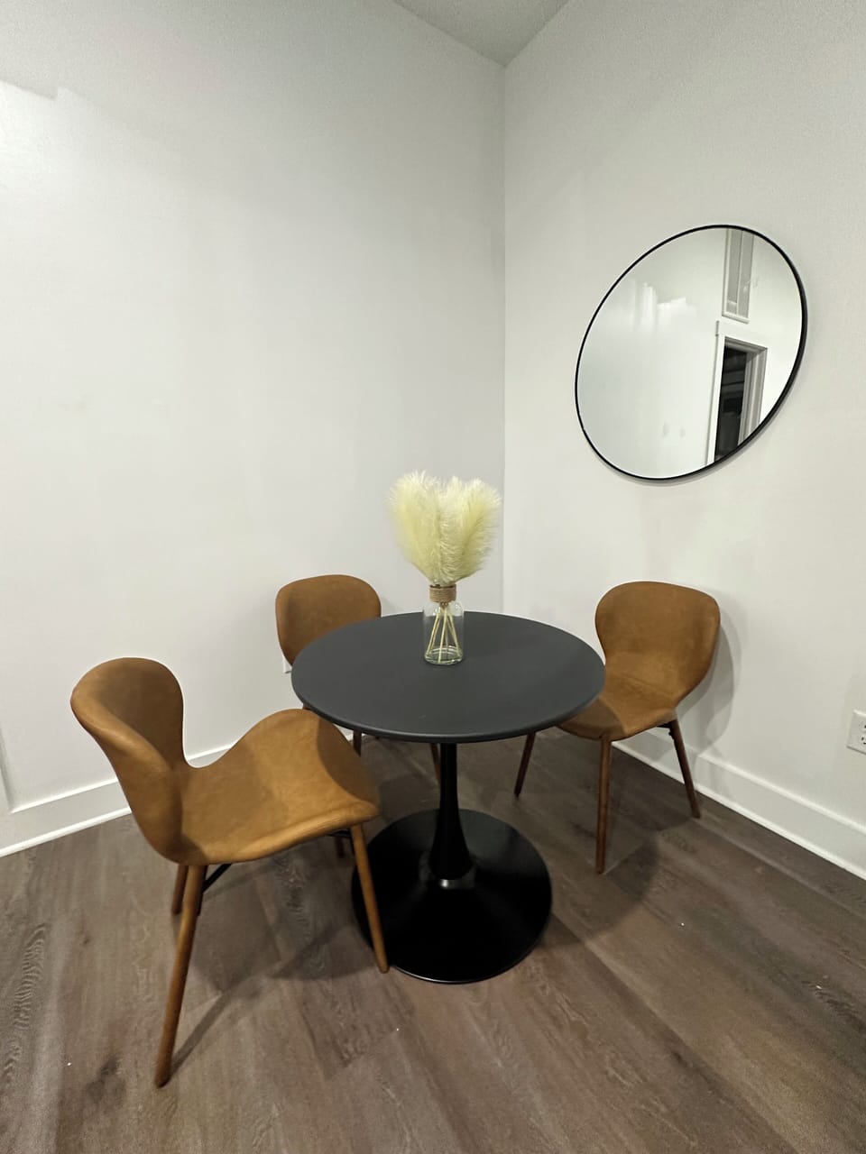 Dining/workspace 