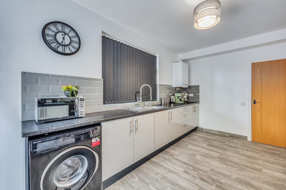 Kitchen area with coffee machine