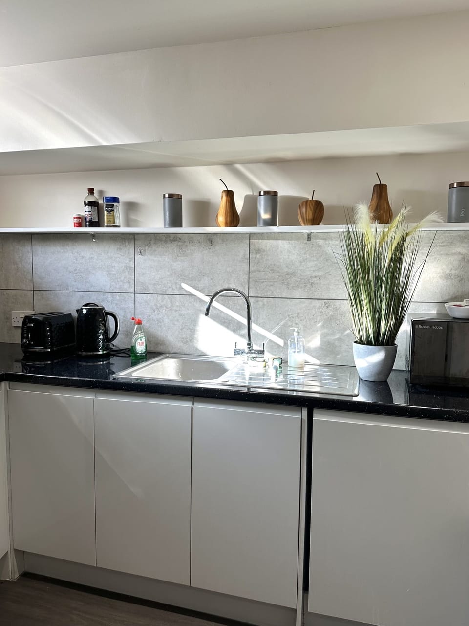 Lovely and light kitchen with original art by a Vogue featured artist and  all the pots, pans, utensils, crockery, plates, bowls, cutlery, appliances and space you need to cook a delicious meal for your stay! This kitchen is ready for you to cook in!