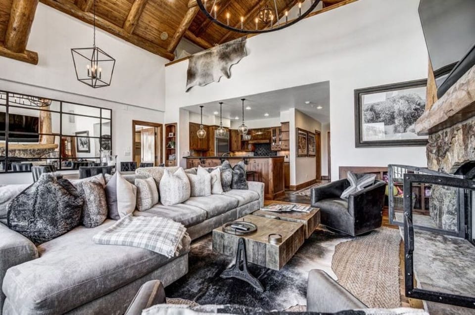 Gather in our open-concept living area, featuring high ceilings, plush seating, and large windows. A welcoming space for family and friends to unwind.