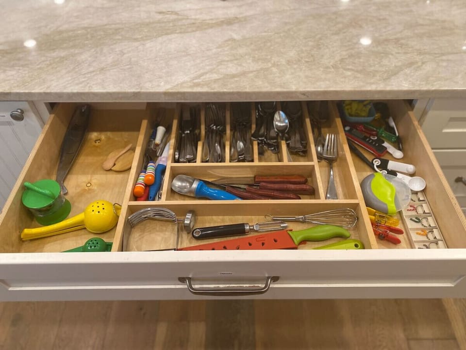 Plenty of utensils available for you.