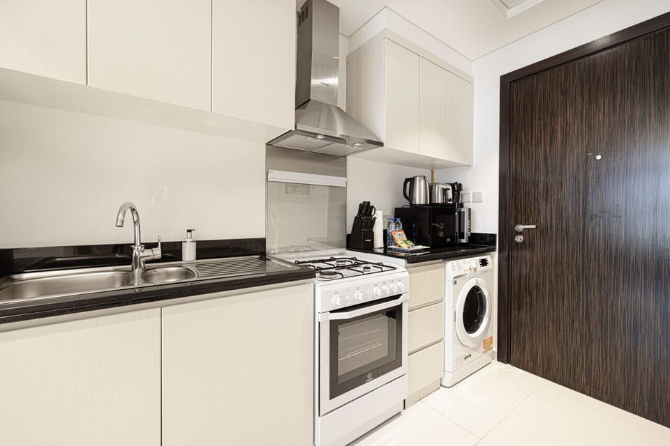 Fully Equipped Kitchenette – Includes stove, fridge, microwave, and essentials