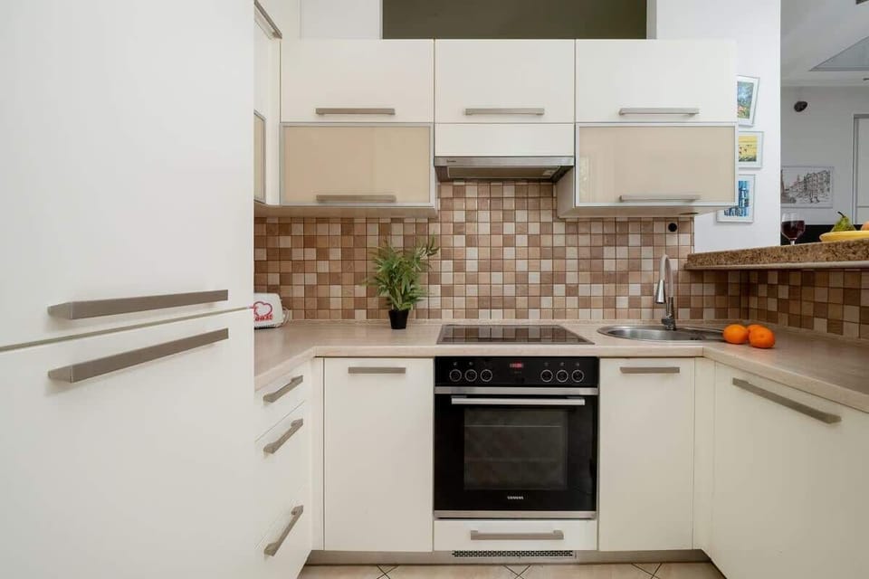 Modern, fully equipped kitchenette. 