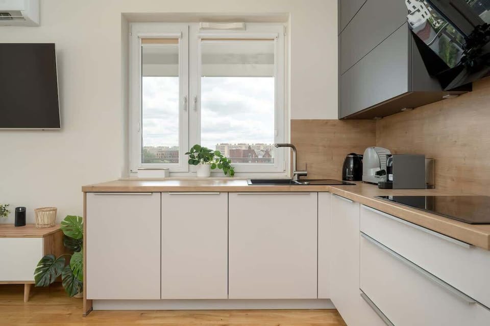 Fully equipped kitchenette with kitchen appliances.