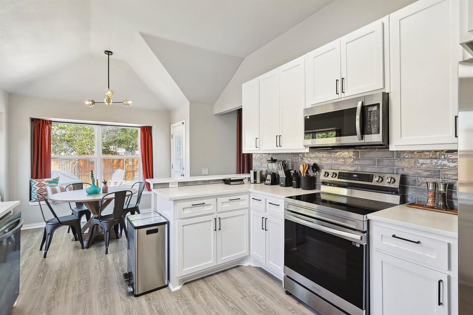 Fully equipped for all your cooking needs, this kitchen’s spacious layout offers ample prep space while the open-concept layout means you can chit-chat all through dinner prep!