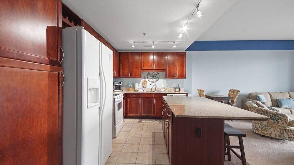 Full kitchen with breakfast bar with seating for 2/kitchen island