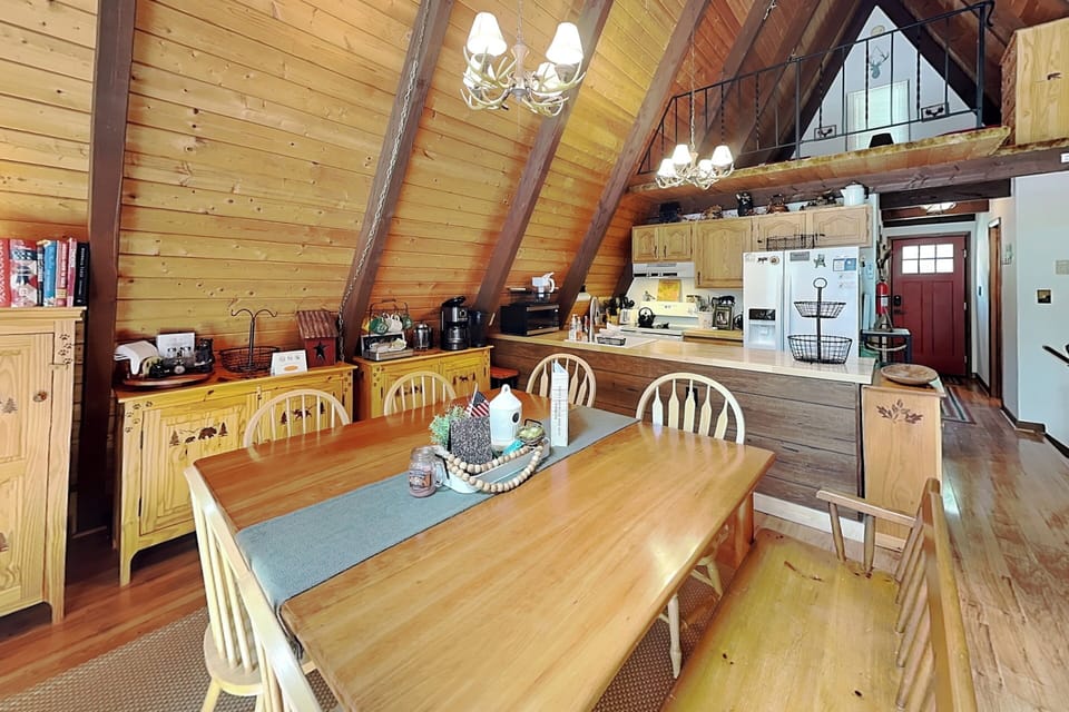 Kitchen & Dining