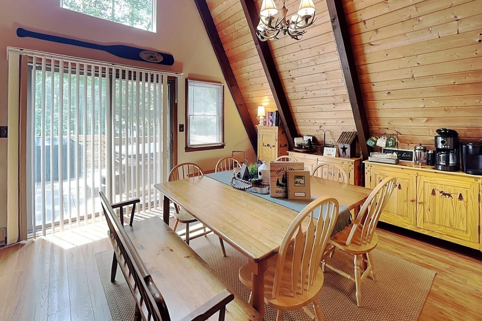 Dining Table w. Chair & Bench Seating