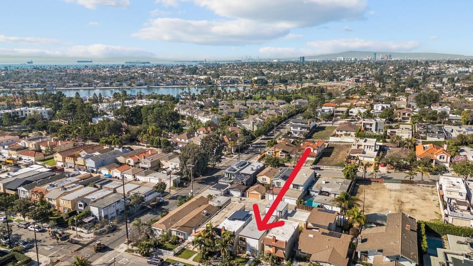 The best of all worlds, quiet upscale neighborhood, close to the beach and bay.