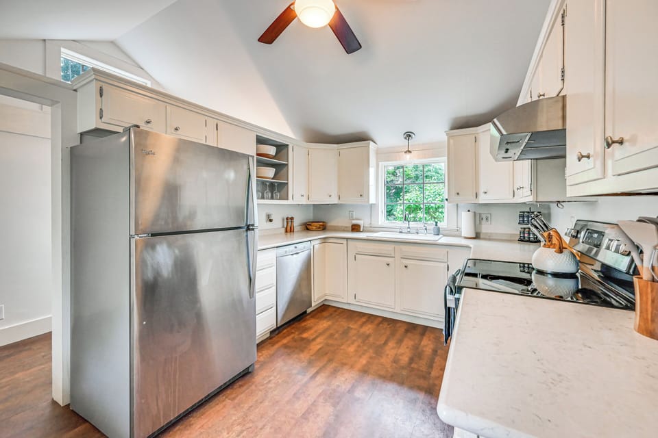 Kitchen | Cooking Basics | Keurig Coffee Maker | Kettle | Main Level