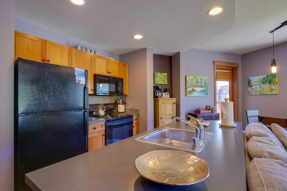 Indoors, Floor, Flooring, Microwave, Oven