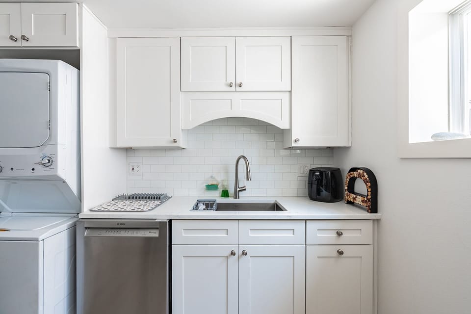 1st FL full size kItchen with dish washer and washer and dryer 