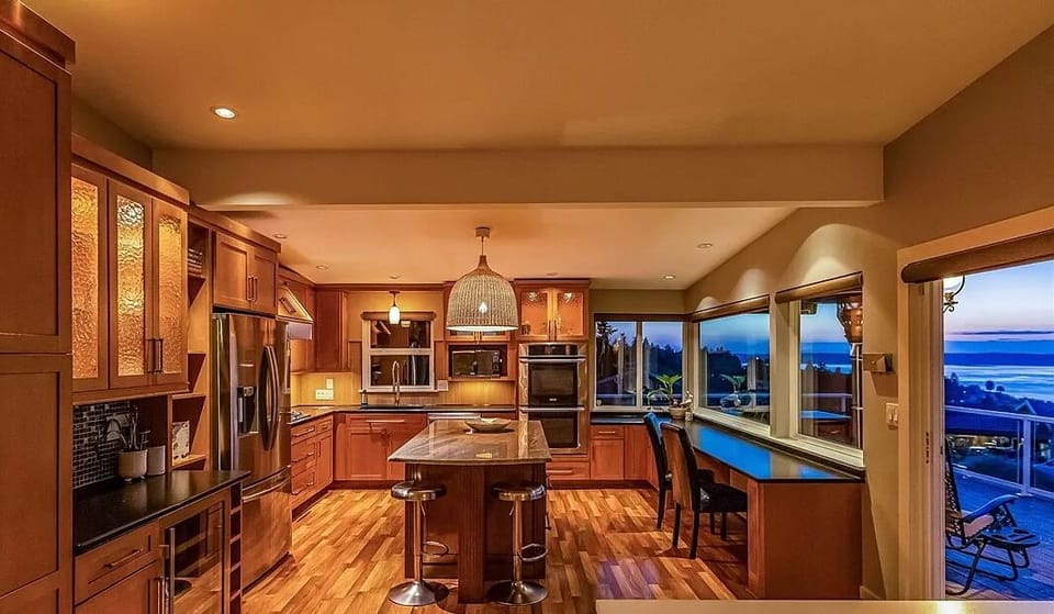 180 Oceanview workspace & gourmet kitchen. Perfect for work from- water living.