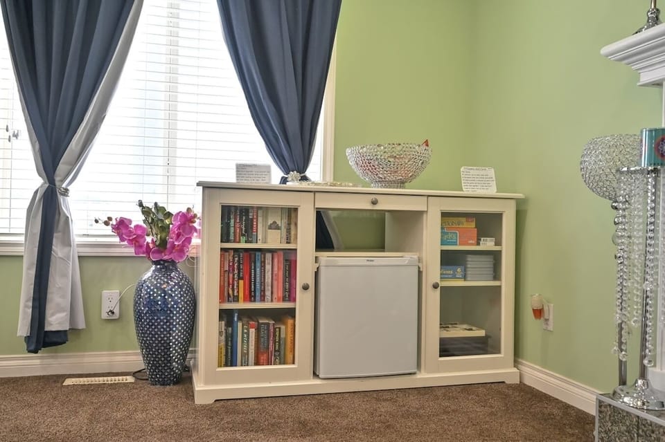 A mini library and games cabinet in the family awaits you for some quality time with family or personal quiet time for reading! 