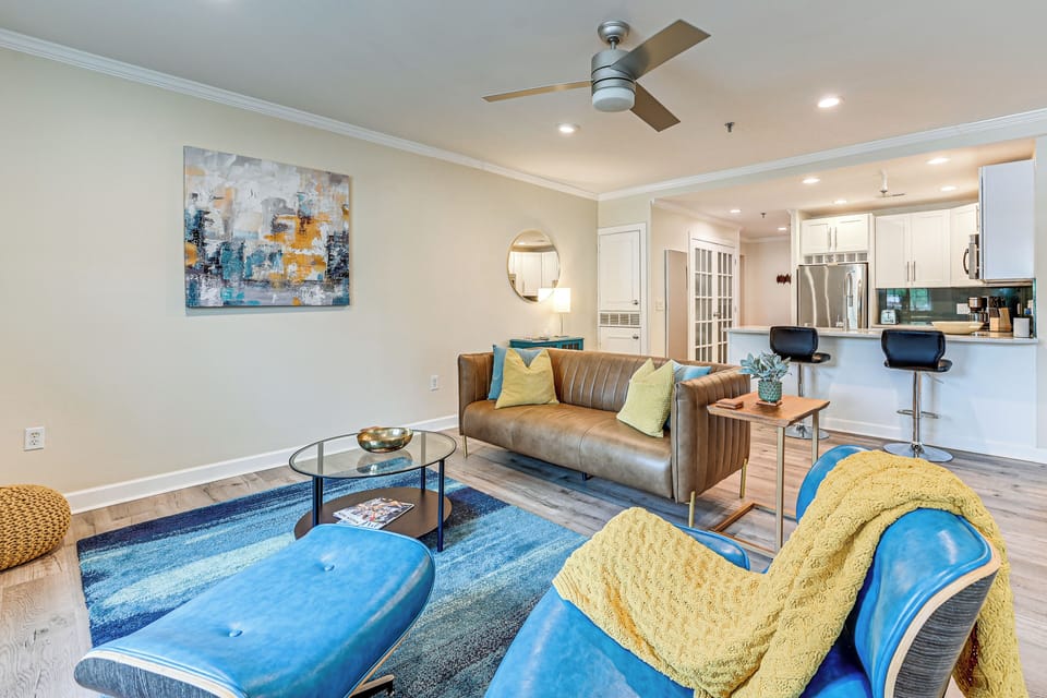 Living Room | Flat-Screen TV | Central Air Conditioning/Heat | Free WiFi