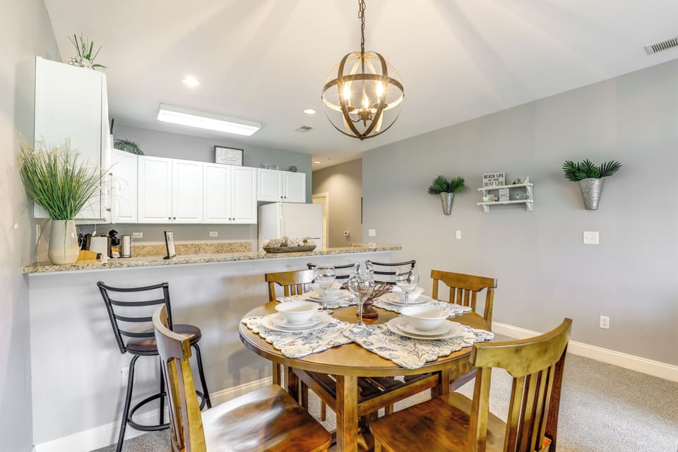 Dining Area | Dishware/Flatware Provided