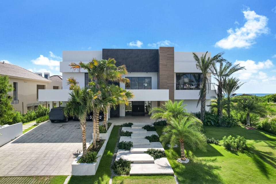 Vida Bella Estate: Front view of the property with private parking
