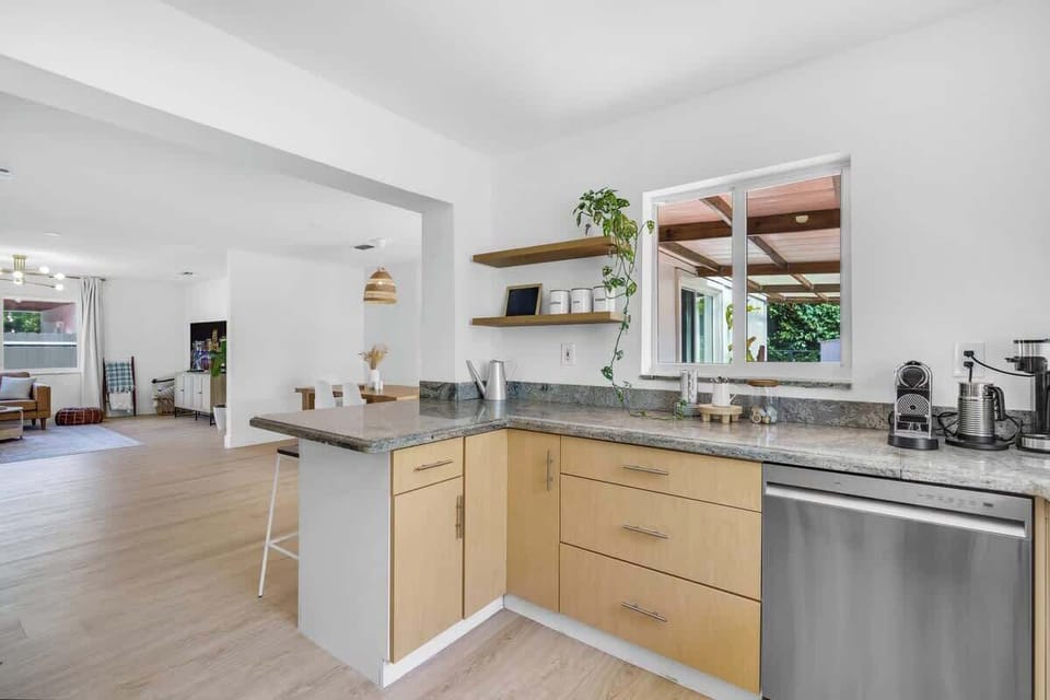 Cook like a pro! 🍳 Our modern kitchen features granite countertops, a stainless dishwasher, and a Nespresso coffee bar. Perfect for a self-catering stay in your home away from home.