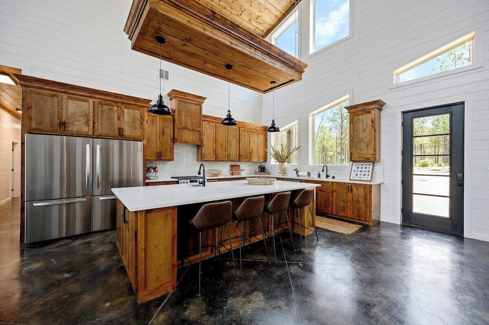 Additional seating for 4 at the breakfast bar