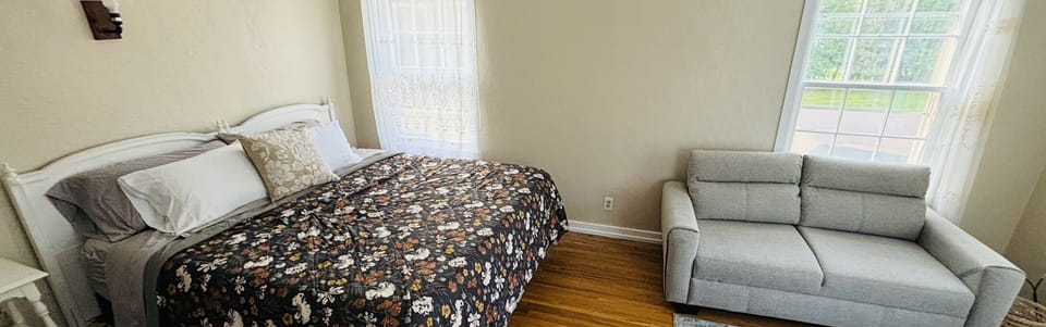 Room 3
King Bed
Pull-out Full Sofa Sleeper
Room sleeps 4