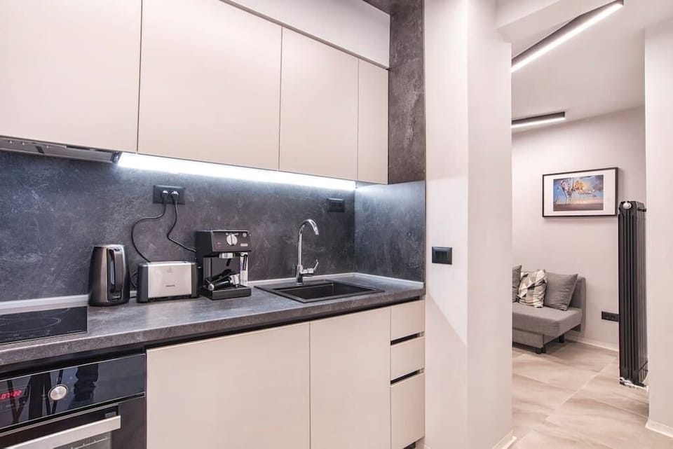 Fully equipped kitchen.