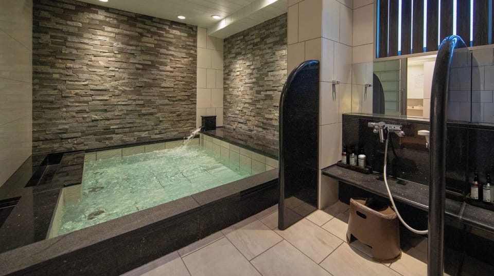 [Large public bath] A space where you can spend some time soothing your tired body.