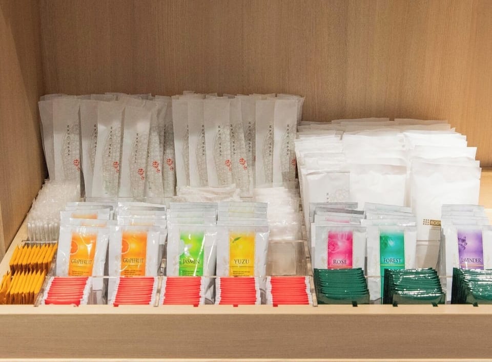 [Amenity bar] We have everything from toothbrush sets and razors to bath salts. We also have free coffee♪