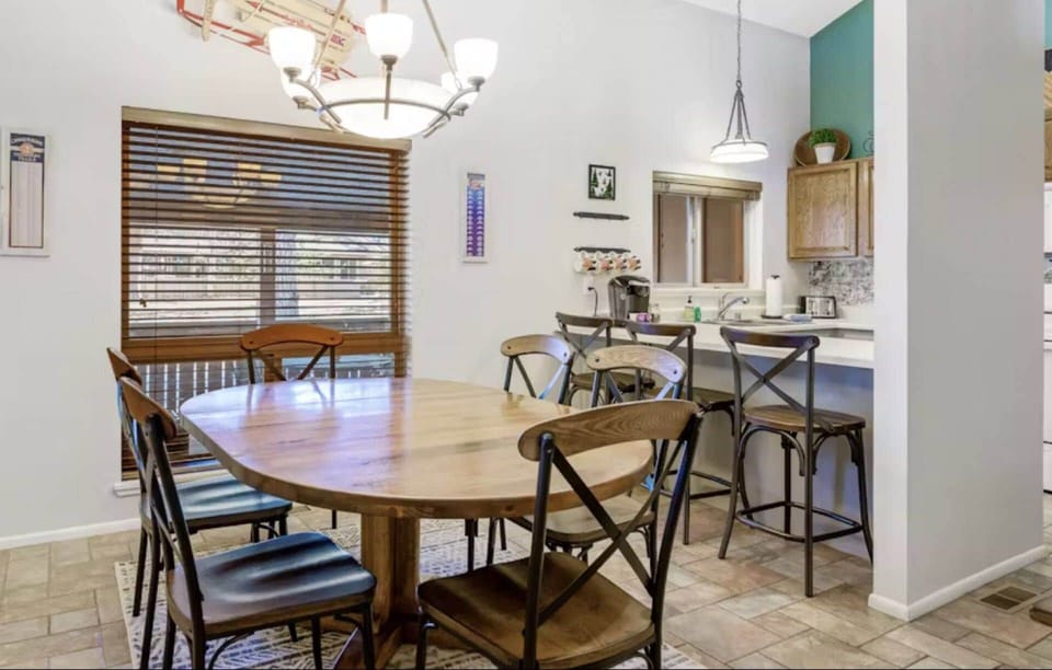 Dining room and breakfast bar with seating for 9