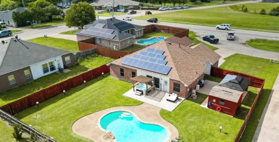 Dream home! Spacious garden, pool, and hot tub