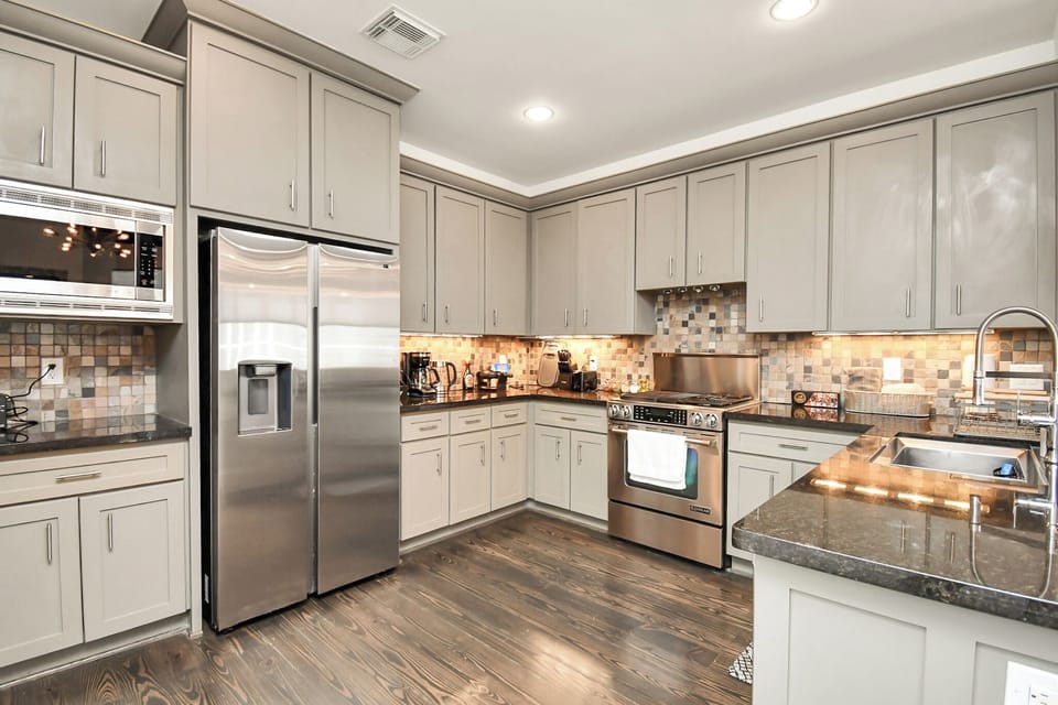 Prepare your meals in the fully equipped kitchen and modern appliances. 