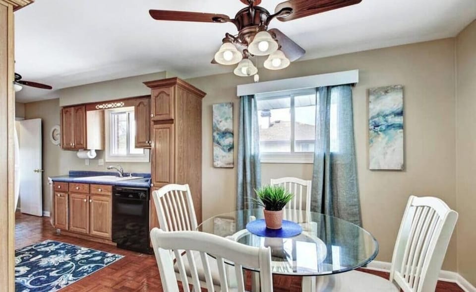 Lovely dining area with fabulous accent.