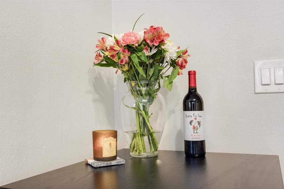 Everything you need for a cozy happy hour by the window. Grab a seat, help yourself to some snacks, and enjoy the view.