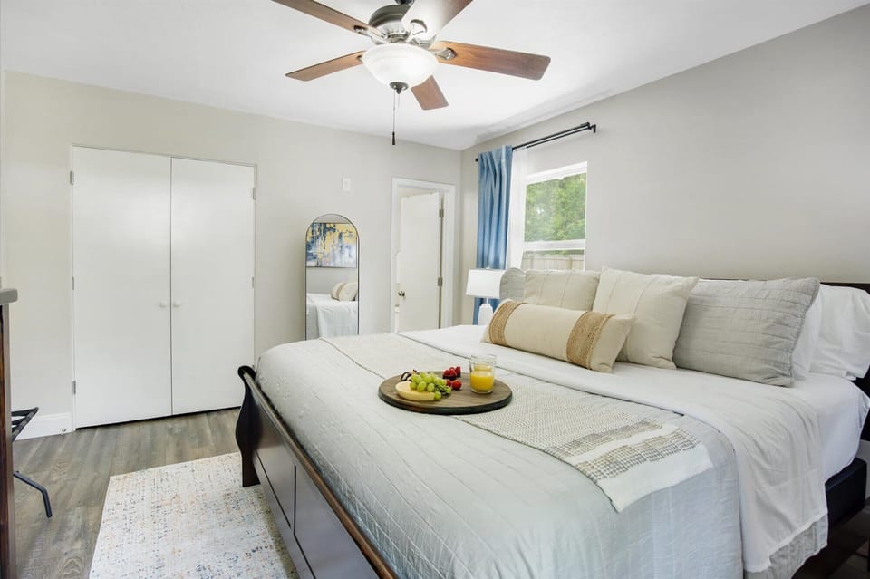 This bright, airy bedroom features a plush king-sized bed, cooling ceiling fan, and ample closet space for longer stays. The en-suite layout ensures total privacy while the neutral decor provides a calming atmosphere for your retreat.