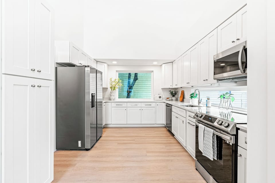 Full kitchen equipped with all your necessities + more!