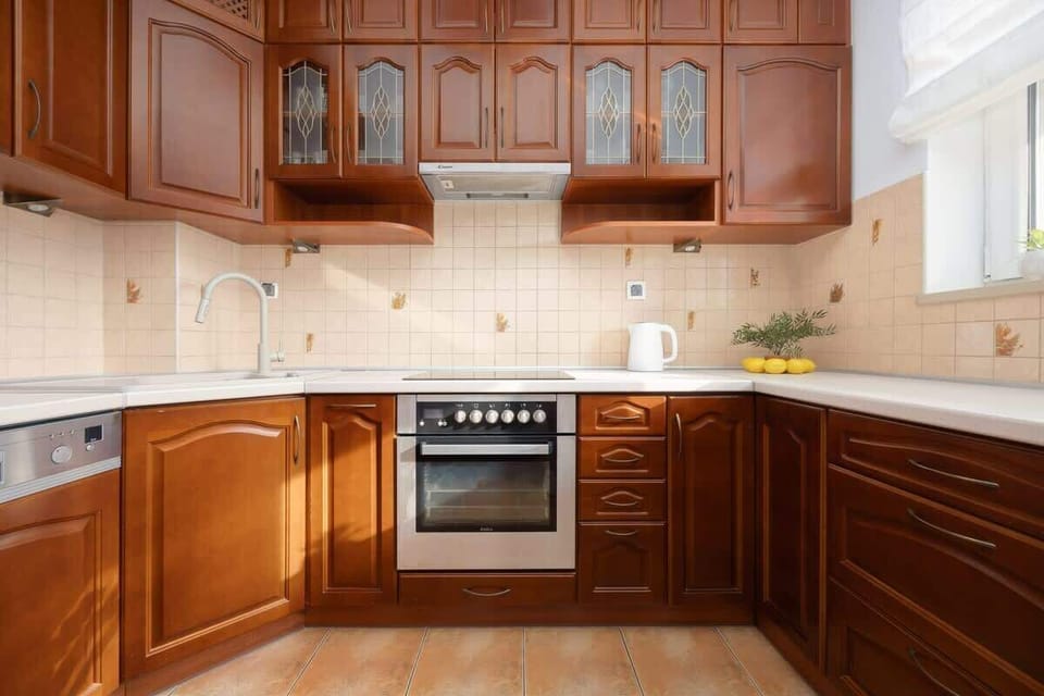 Fully equipped kitchen with kitchen appliances.