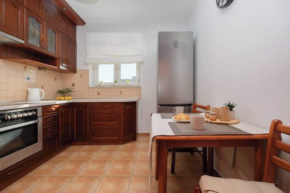 The sleek, fully equipped kitchenette with dining area.