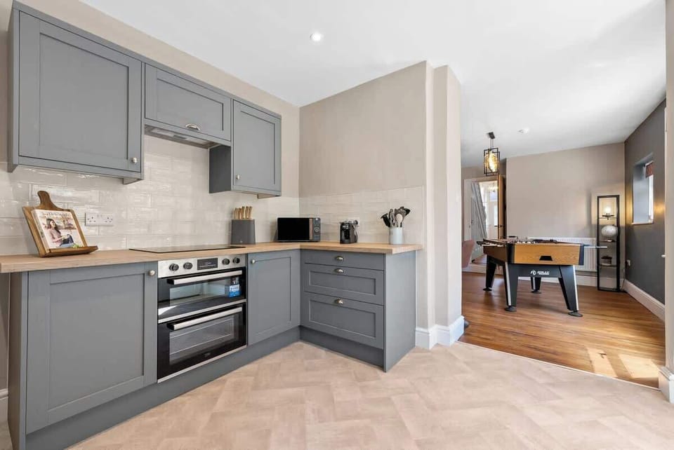A fully equipped kitchen at Blue Puffin Stays Short Lets & Serviced Accommodation, perfect for preparing your favourite meals.
