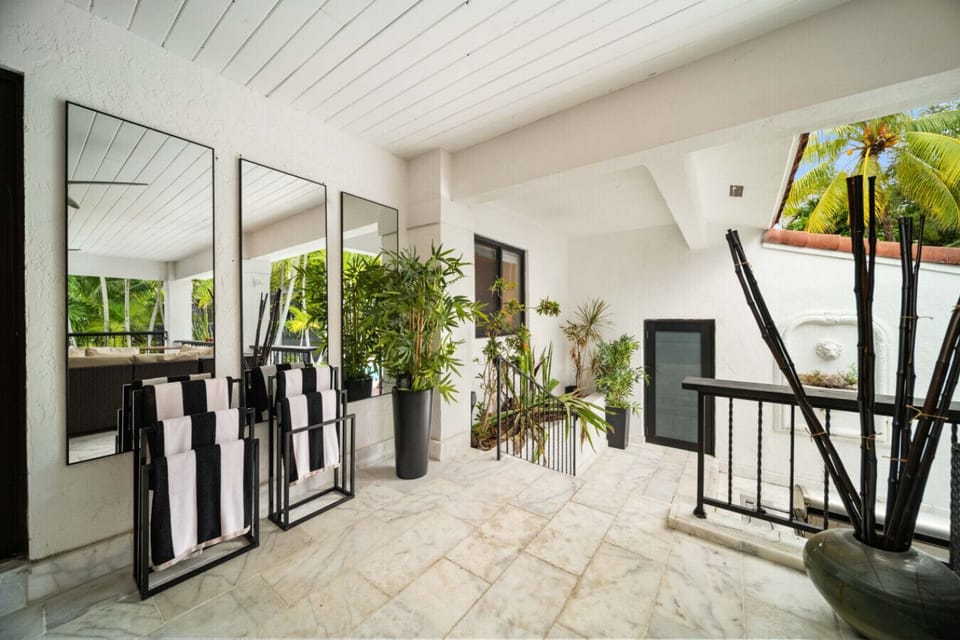 Access to the second home and private swimming pool area.