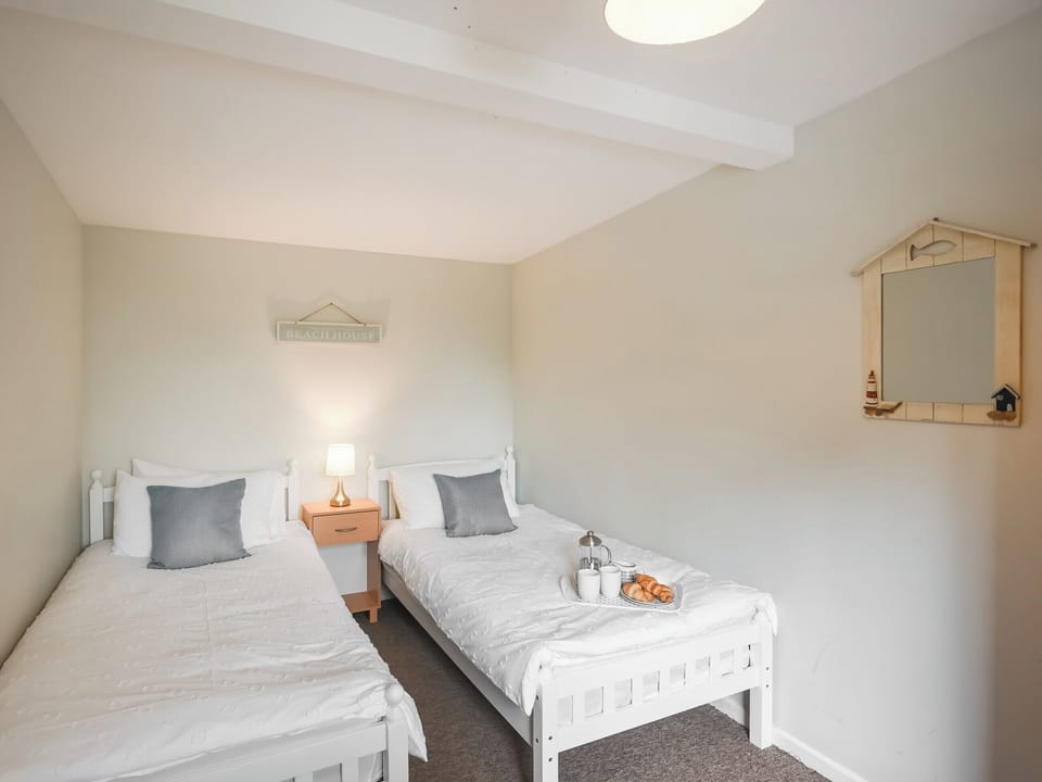 Twin bedroom | Treetops - Tides Reach and Treetops, Aberdyfi