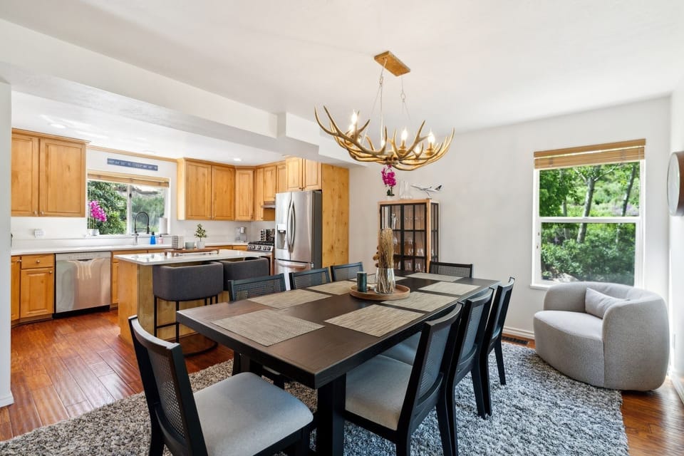 Architecture, Building, Dining Room, Dining Table, Furniture