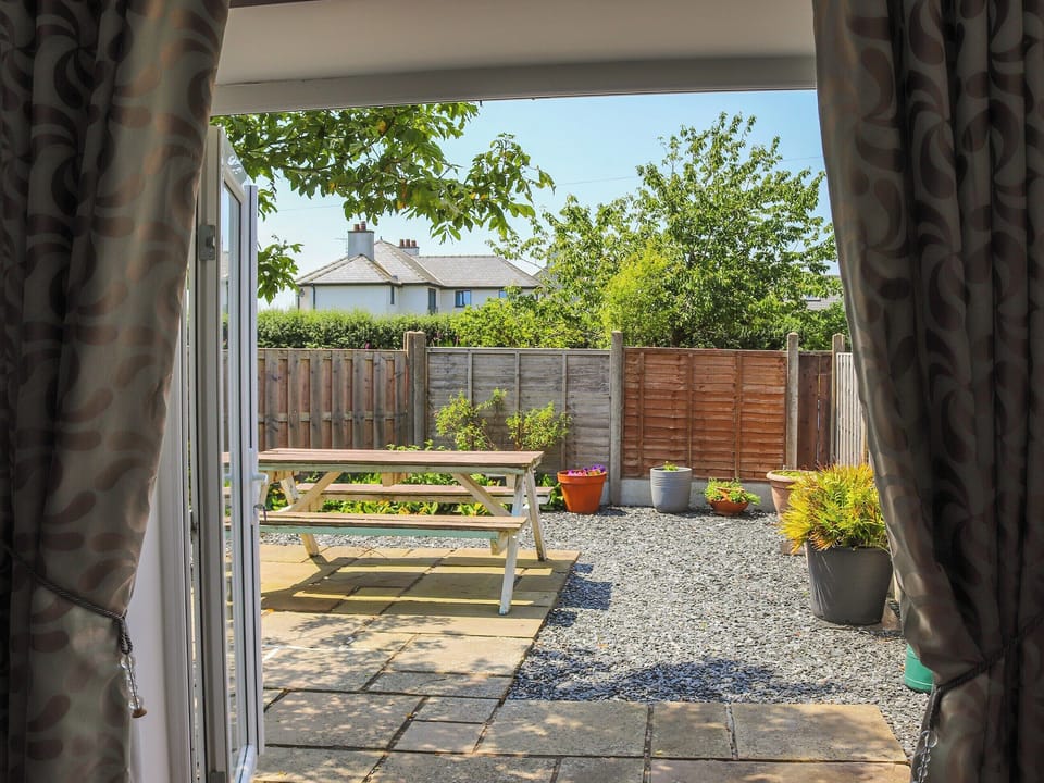 Sitting-out-area | Orchard Cottage, Pwllheli