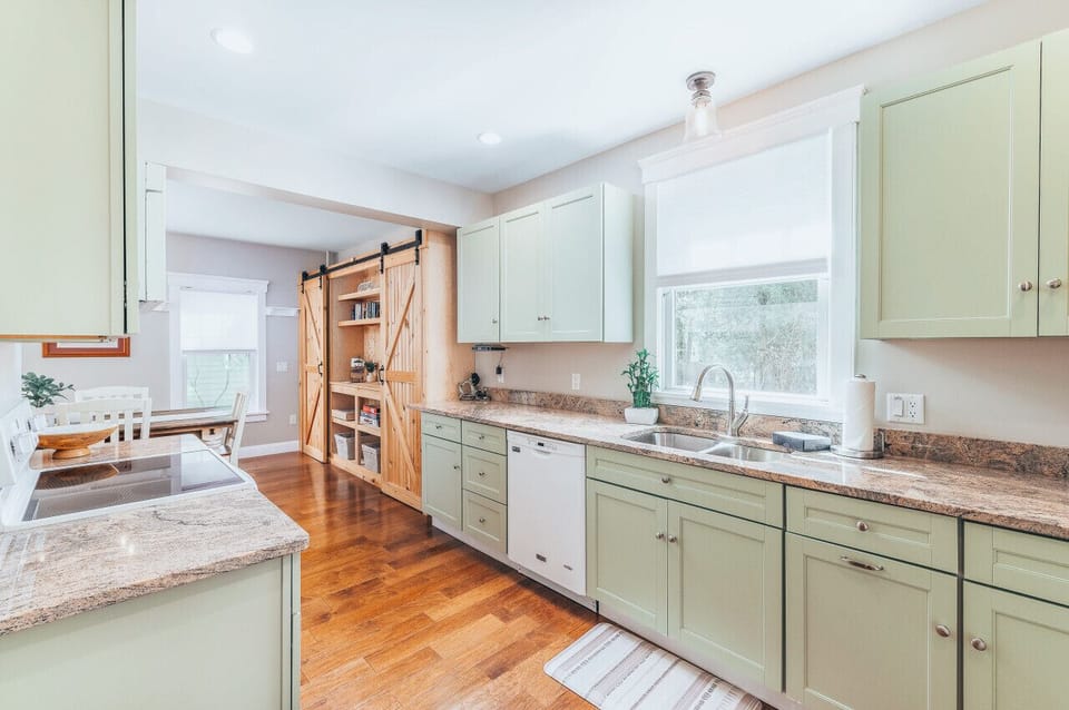 Chef`s Delight: Well-Stocked Kitchen